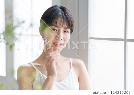 ショートヘアの女性 スキンケア ショートヘアの女性 スキンケア 114215205