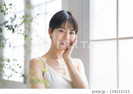 ショートヘアの女性　スキンケア 114215213