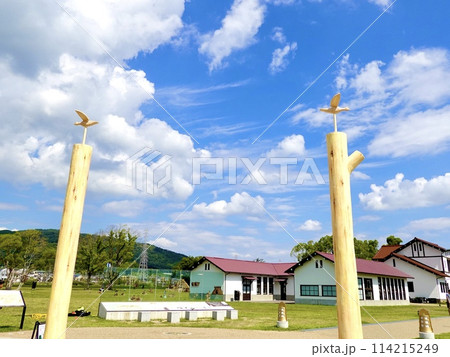 安満(あま)遺跡公園の環濠の入口に羽ばたく鳥が先端についた門柱が立つ風景 大阪府高槻市 安満(あま)遺跡公園の環濠の入口に羽ばたく鳥が先端についた門柱が立つ風景 大阪府高槻市 114215249