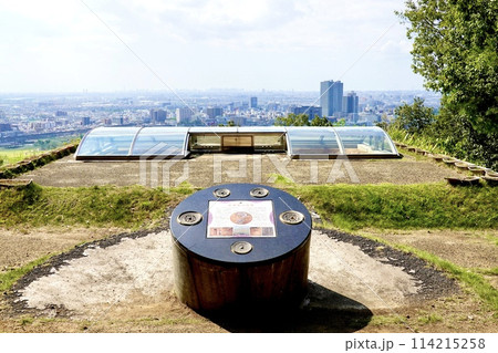 安満宮山(あまみややま)古墳の青龍三年の丘の案内板と古墳が見える風景 大阪府高槻市 安満宮山(あまみややま)古墳の青龍三年の丘の案内板と古墳が見える風景 大阪府高槻市 114215258