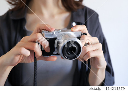 カメラを持った女性 カメラを持った女性 114215279
