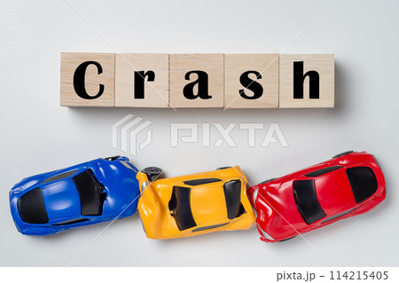 crashと表示された交通事故のイメージ crashと表示された交通事故のイメージ 114215405