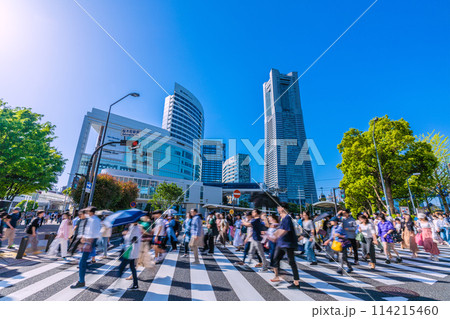 日本の横浜都市景観 桜木町駅前の日本丸交差点には多くの人出=5月4日(GW) 日本の横浜都市景観 桜木町駅前の日本丸交差点には多くの人出=5月4日(GW) 114215460