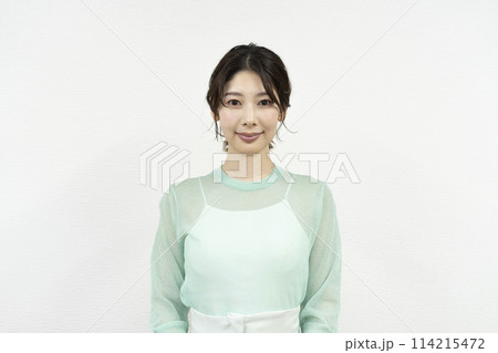 カメラ目線の30代の女性 114215472