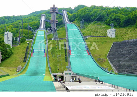 雪のない緑が鮮やかな白馬ジャンプ競技場のノーマルヒルとラージヒルの風景　長野県白馬村 114216913