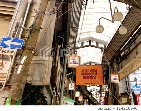 鶴橋本通商店街のレトロな雰囲気なアーケードの風景 大阪市生野区 鶴橋本通商店街のレトロな雰囲気なアーケードの風景 大阪市生野区 114216940