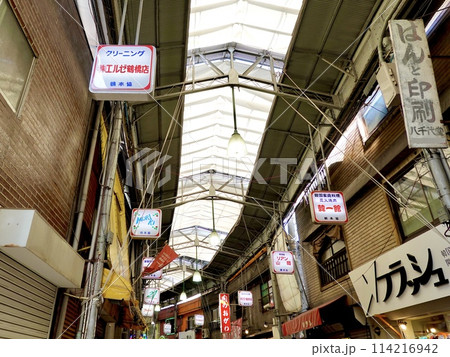 鶴橋本通商店街のレトロな雰囲気なアーケードの風景 大阪市生野区 鶴橋本通商店街のレトロな雰囲気なアーケードの風景 大阪市生野区 114216942