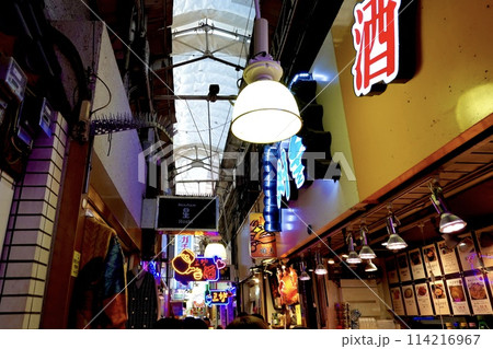 鶴橋商店街のアーケードのエネルギッシュな看板のある風景 大阪市東成区 鶴橋商店街のアーケードのエネルギッシュな看板のある風景 大阪市東成区 114216967