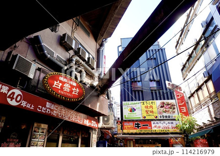 鶴橋商店街のアーケードのエネルギッシュな看板のある風景 大阪市天王寺区 鶴橋商店街のアーケードのエネルギッシュな看板のある風景 大阪市天王寺区 114216979