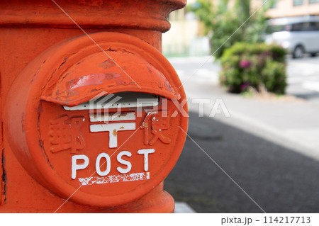 古い郵便ポストのアップ 114217713