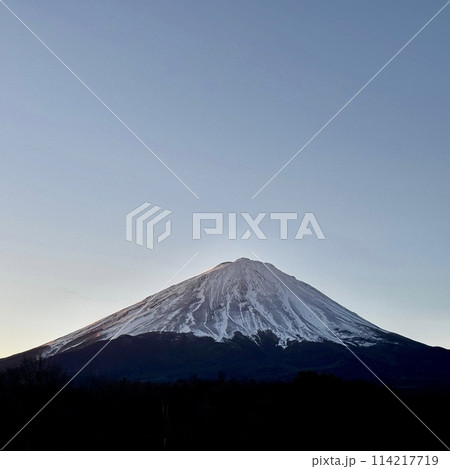 夜明けを迎える富士山 114217719