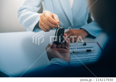 Insurance officers hand over the car keys after the tenant. have signed an auto insurance document or a lease or agreement document Buying or selling a new or used car with a car 114217930