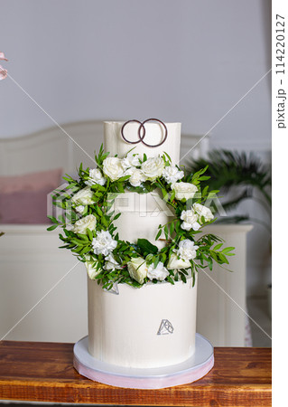 Delicious beautiful and elegant wedding baked cheese cake  114220127