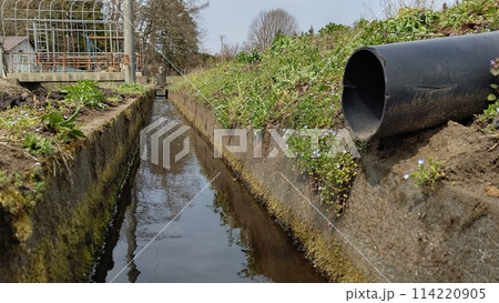 古い農業用水の水路 古い農業用水の水路 114220905