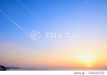 飛行機雲と朝日　茨城県日立市 114222512