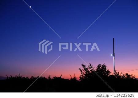 夕暮れ空と三日月 夕暮れ空と三日月 114222629