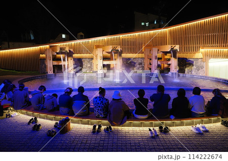 草津温泉　「温泉門」の足湯 114222674