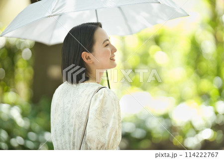 日傘をさす若い女性 114222767