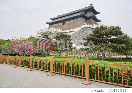 Archery tower of the historic Zhengyangmen gate in Qianmen street, located to the south of Tiananmen Square in Beijing, China 114223154