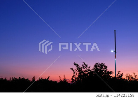 夕暮れ空と三日月 114223159