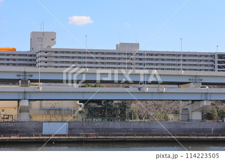 隅田川風景・首都高速環状線と都営白髭東アパート【東京都荒川区~墨田区】 隅田川風景・首都高速環状線と都営白髭東アパート【東京都荒川区~墨田区】 114223505