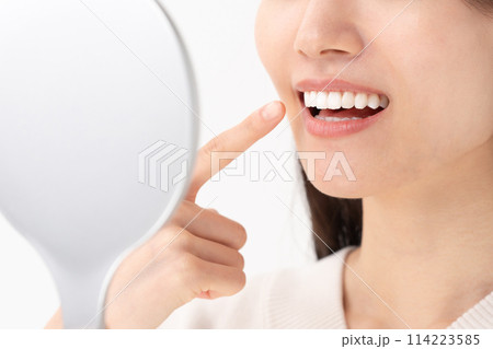 歯を指差す女性 歯を指差す女性 114223585