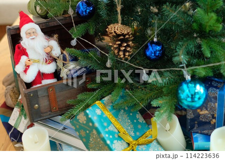 ブルー系のクリスマスデコレーション ブルー系のクリスマスデコレーション 114223636