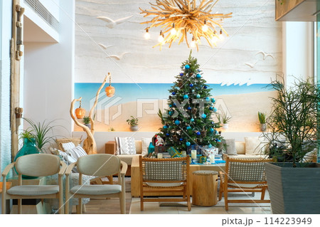 ホテルエントランスのブルー系のクリスマスデコレーション ホテルエントランスのブルー系のクリスマスデコレーション 114223949
