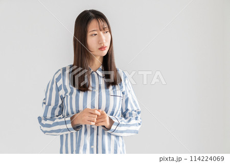 パジャマを着た女性　眠い 114224069