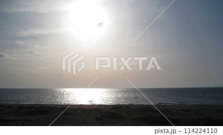 太陽が照らす日本海と砂浜 太陽が照らす日本海と砂浜 114224110