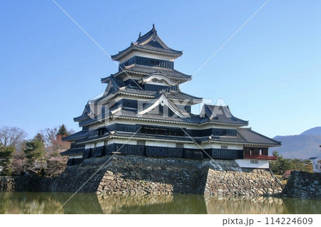 内堀と松本城（長野県・松本市） 114224609