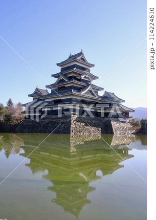 内堀と松本城（長野県・松本市） 114224610