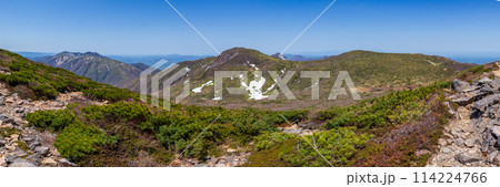 春の那須岳からのパノラマ眺望　1900m峰から清水平と三本槍岳 114224766