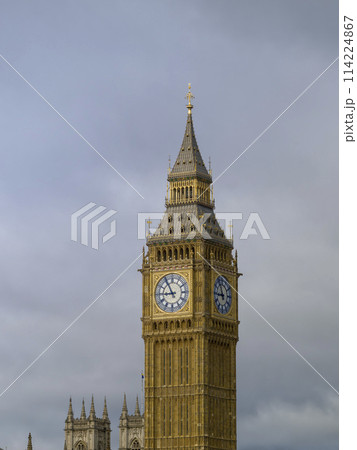イギリス・ロンドンの空に聳えるビッグベン / London, UK イギリス・ロンドンの空に聳えるビッグベン / London, UK 114224867