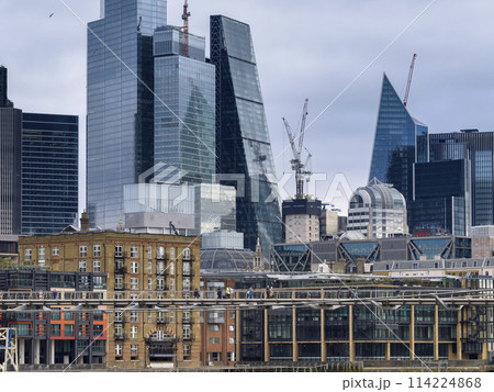 ロンドン・シティの高層ビル群とミレニアムブリッジ / London, UK ロンドン・シティの高層ビル群とミレニアムブリッジ / London, UK 114224868