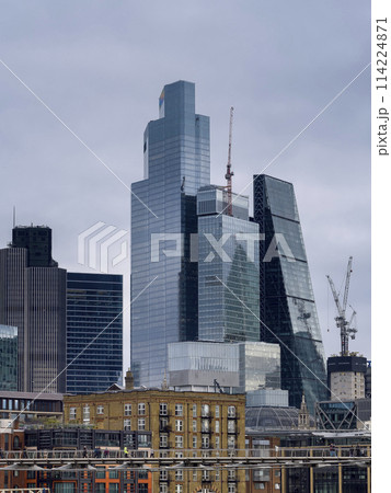 ロンドン・シティの高層ビル群とミレニアムブリッジ / London, UK ロンドン・シティの高層ビル群とミレニアムブリッジ / London, UK 114224871