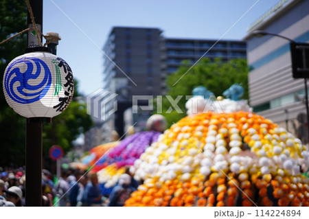 くらやみ祭りの萬燈と提灯 114224894