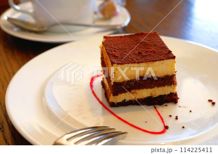 カフェで食べるティラミス カフェで食べるティラミス 114225411