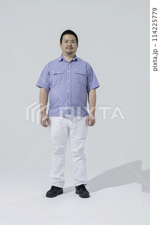 大柄な日本人男性,白背景 114225779