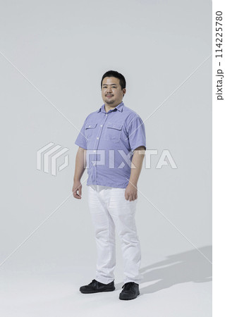 大柄な日本人男性,白背景 114225780