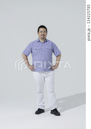 大柄な日本人男性,白背景 114225785
