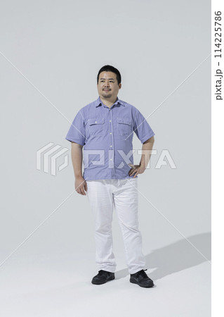 大柄な日本人男性,白背景 大柄な日本人男性,白背景 114225786