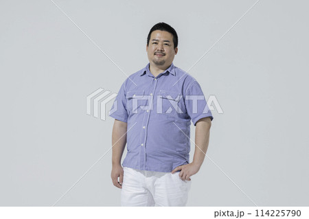 大柄な日本人男性,白背景 114225790