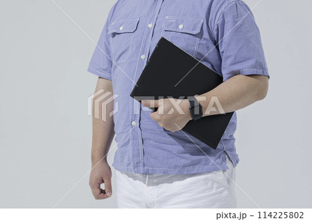 ノートパソコンを持った大柄な日本人男性の手元 114225802