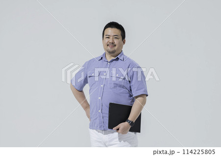 ノートパソコンを持った大柄な日本人男性 ノートパソコンを持った大柄な日本人男性 114225805