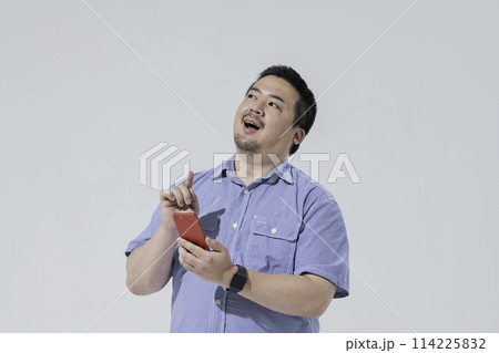 スマートフォンを見る大柄な日本人男性 スマートフォンを見る大柄な日本人男性 114225832