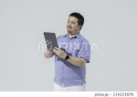 タブレット端末を使う大柄な日本人男性 タブレット端末を使う大柄な日本人男性 114225876