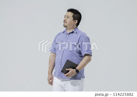 タブレット端末を持った大柄な日本人男性 114225882