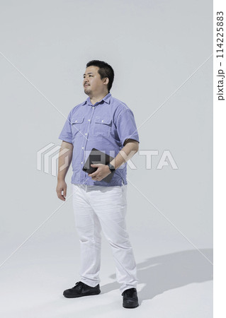 タブレット端末を持った大柄な日本人男性 114225883