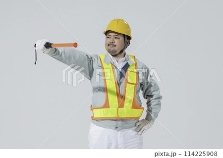 交通整理をする作業着の男性 交通整理をする作業着の男性 114225908